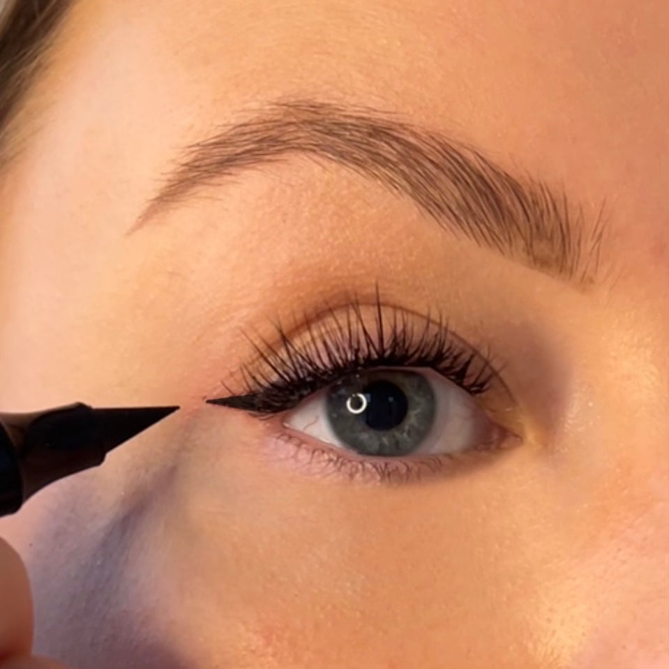 Easy Eyeliner: 2-i-1 Stamp + Liner pen